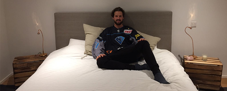 Eishockey Torwart Timo Pielmeier und sein neues Bett vom Bettenstudio Kugler